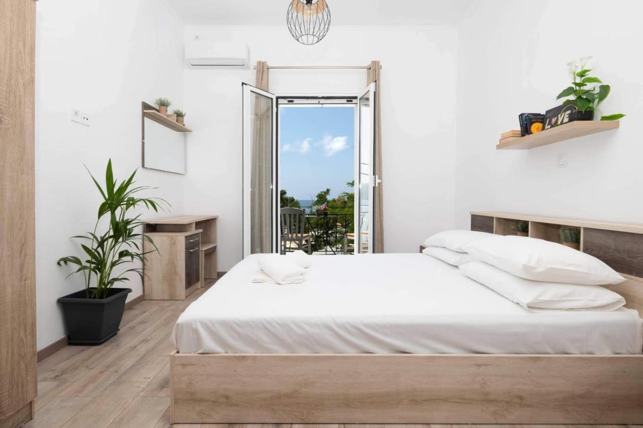 Giorgos' House Gialova Apartment Exterior photo